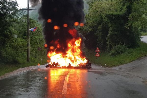 SPECIJALCI ROSU PROBILI BARIKADU NA KOSOVU, RAFALI ODJEKUJU! Krenuli su ka srpskom selu, stanje je ALARMANTNO