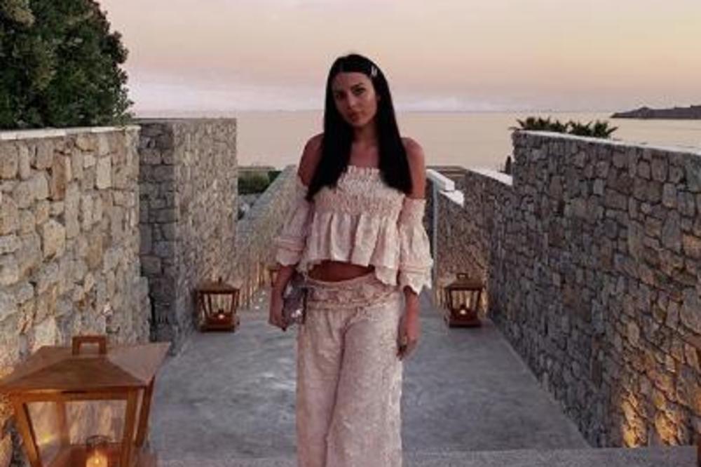 ANASTASIJI NIJE BILO DOSTA, PA SE OPET RAZOTKRILA: Sevnula joj POZADINA! Ovako RAZGOLIĆENU je nikad niste videli!