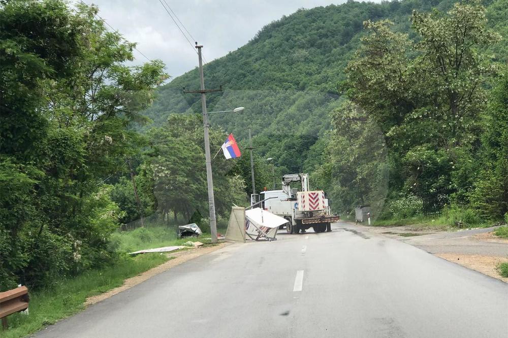 UKLONJENA PRVA BARIKADA NA KOSOVU! Počelo uklanjanje i ostalih