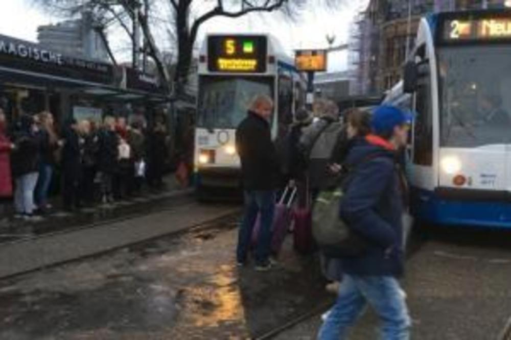 POTPUNI ŠTRAJK JAVNOG SAOBRAĆAJA BLOKIRAO SVE: Avioni KASNE sa POLETANJEM, samo BICIKLISTI neometano PROLAZE