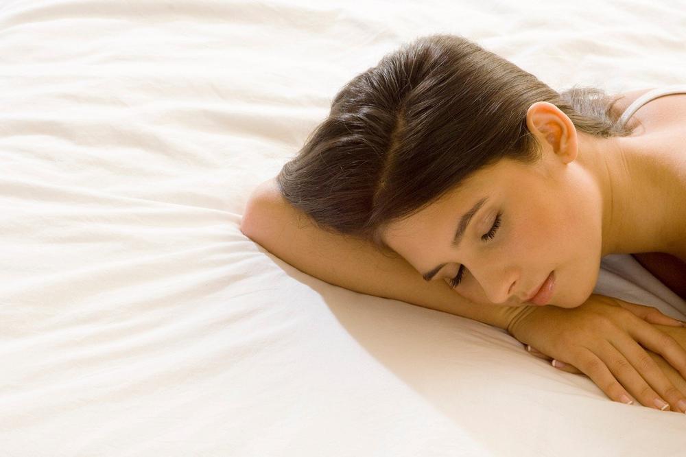 SMANJTE RIZIK OD KRIVLJENJA KIČME I BOLOVA: Stručnjaci otkrivaju koja POZA je najbolja za spavanje