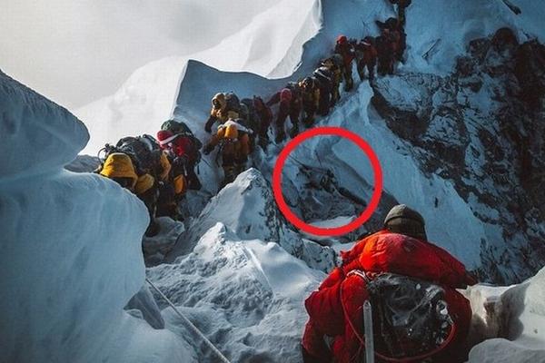 PLANINARI SU NA VRHU SVETA UGLEDALI KOŠMARNI PRIZOR: Kada su shvatili šta to VISI SA STENE, pretrnuli su!
