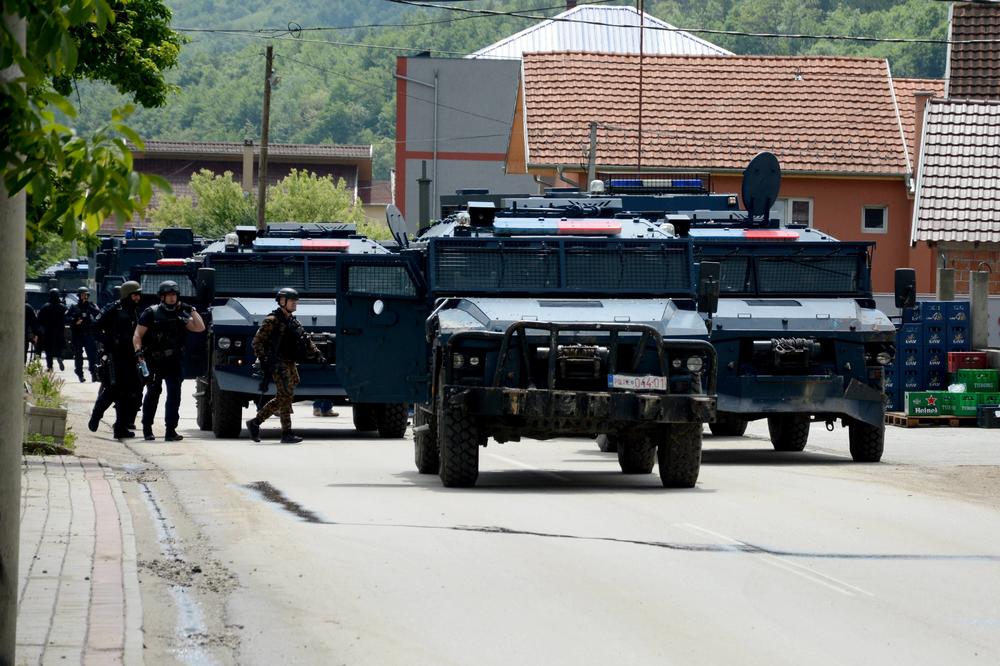 SPECIJALCI ROSU UPALI NA SEVER KOSOVA! Oklopna vozila među srpskim kućama!