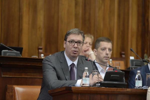 PREDSEDNIK SRBIJE JE SATIMA PRIČAO O KOSOVU: Ali o ovom detalju s limenke pored njega danas pričaju svi (FOTO)