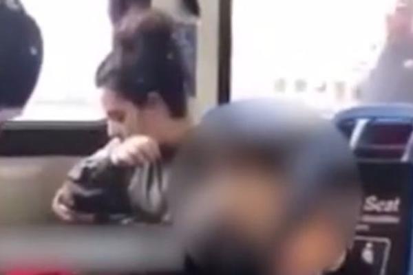 SRCEPARAJUĆA SCENA IZ GRADSKOG PREVOZA: Dečak je molio majku da se probudi, a ona je bila u JEZIVOM STANJU (VIDEO)