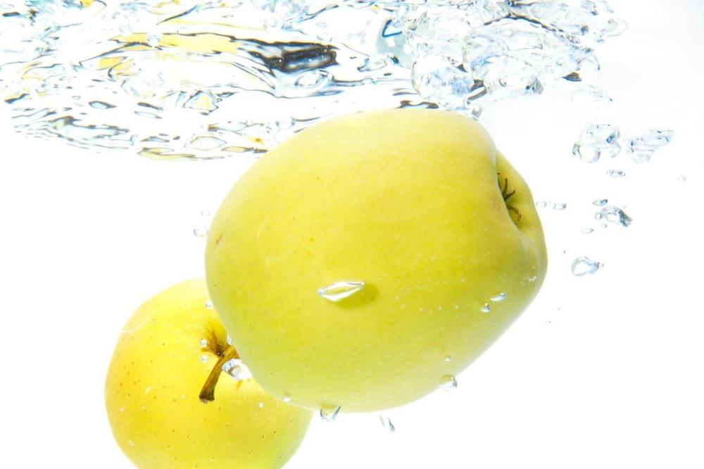 BEOGRAĐANKA JE KUPILA JABUKE U MARKETU, PA SPROVELA EKSPERIMENT: Otkrila je da nešto OPASNO stavljaju na voće!