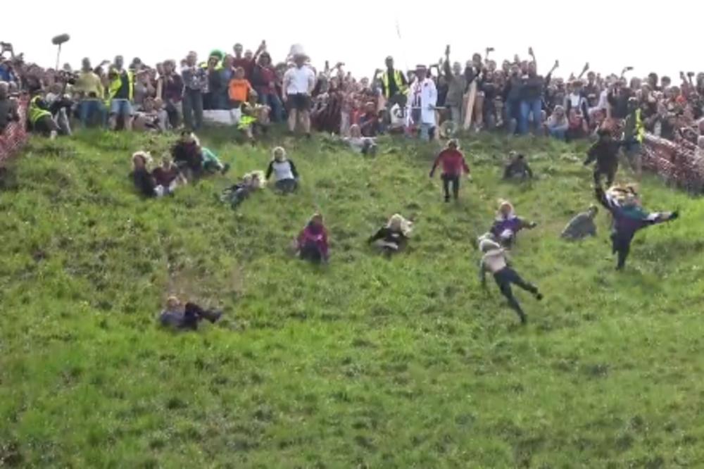 LOME RUKE I NOGE DOK SE KOTRLJAJU NIZ OVU STRMU PADINU: A svi jure samo JEDNU STVAR! (VIDEO)