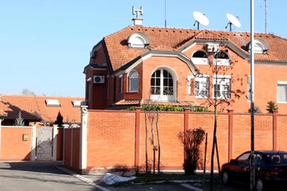 ŠOKANTNO! BRENA SA NOŽEM U RUCI UPALA KOMŠIJAMA U KUĆU: Komšije otkrile sve TAJNE ŽIVOJINOVIĆA sa Bežanijske Kose!