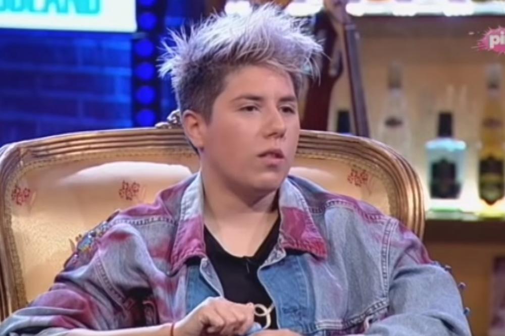 KADA JE MATORA UŠETALA U BELU KUĆU SVI SU ZANEMELI! Sada ima crnu dugačku kosu i velika napućena usta! (FOTO)