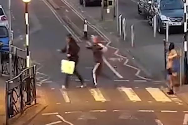 PAR JE OBORIO PENZIONERA NA ZEMLJU I MUČKI GA ŠUTIRAO! Reakcija prolaznika bila je SRAMNA (VIDEO)