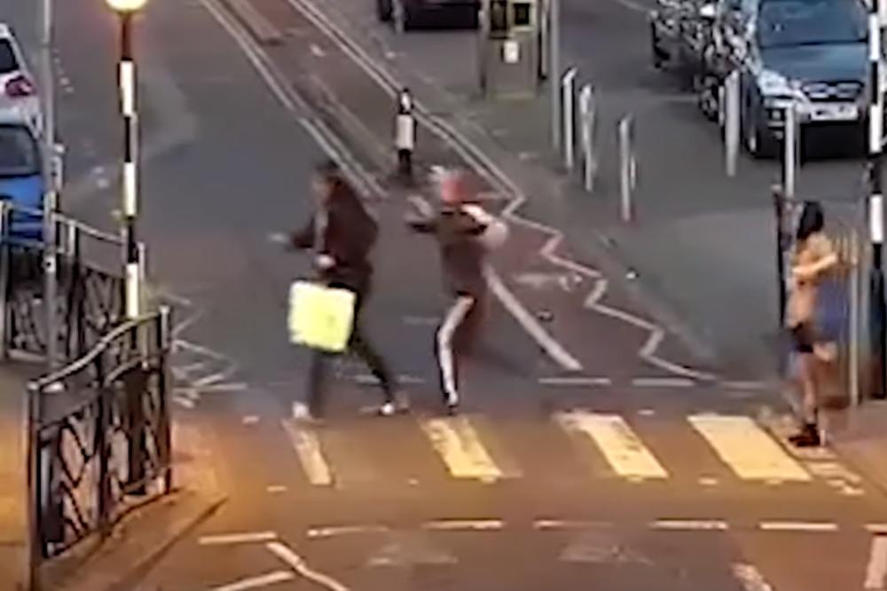 PAR JE OBORIO PENZIONERA NA ZEMLJU I MUČKI GA ŠUTIRAO! Reakcija prolaznika bila je SRAMNA (VIDEO)