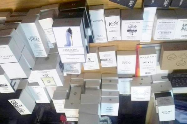 NISU ZNALI GDE VIŠE DA TRPAJU ROBU, PA SU JE VOZILI NA KROVU! Pali šverceri na putu Niš - Prokuplje