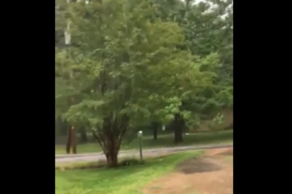 SNIMAO JE KIŠU, A ONDA SE U MINUTU SVE PREOKRENULO: Dvorište mu je bilo poptuno RAZRUŠENO (VIDEO)