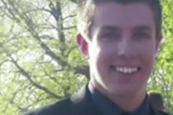 REKAO JE DIREKTORU DA NEMA DEVOJKU ZA MATURSKO VEČE: Svi su bilu ŠOKU kada su videli koga je doveo! (FOTO)