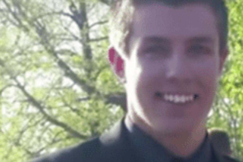 REKAO JE DIREKTORU DA NEMA DEVOJKU ZA MATURSKO VEČE: Svi su bilu ŠOKU kada su videli koga je doveo! (FOTO)