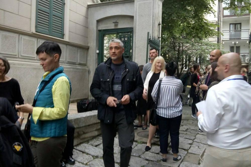 NIKO NIJE MOGAO DA SKINE POGLED SA OBLINA ČEDINE ŽENE! Svi su zanemeli kada su videli mokru Jelenu u kupaćem (FOTO)