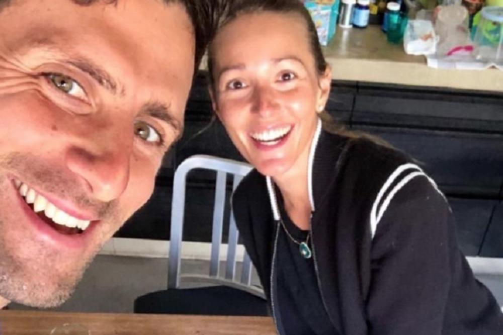 SLATKO ĆETE SE NASMEJATI: Jelena Đoković bacila simpatičnu foricu na Novakov račun!