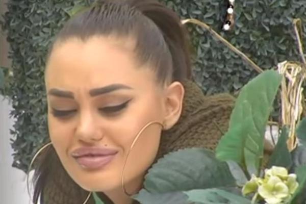 ANA KORAĆ PO HITNOM POSTUPKU IZLAZI IZ ZADRUGE: Moraće da propeva na neka pitanja! Došao je red i na nju...