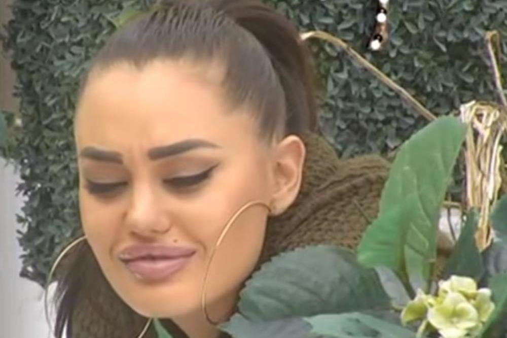 ANA KORAĆ PO HITNOM POSTUPKU IZLAZI IZ ZADRUGE: Moraće da propeva na neka pitanja! Došao je red i na nju...
