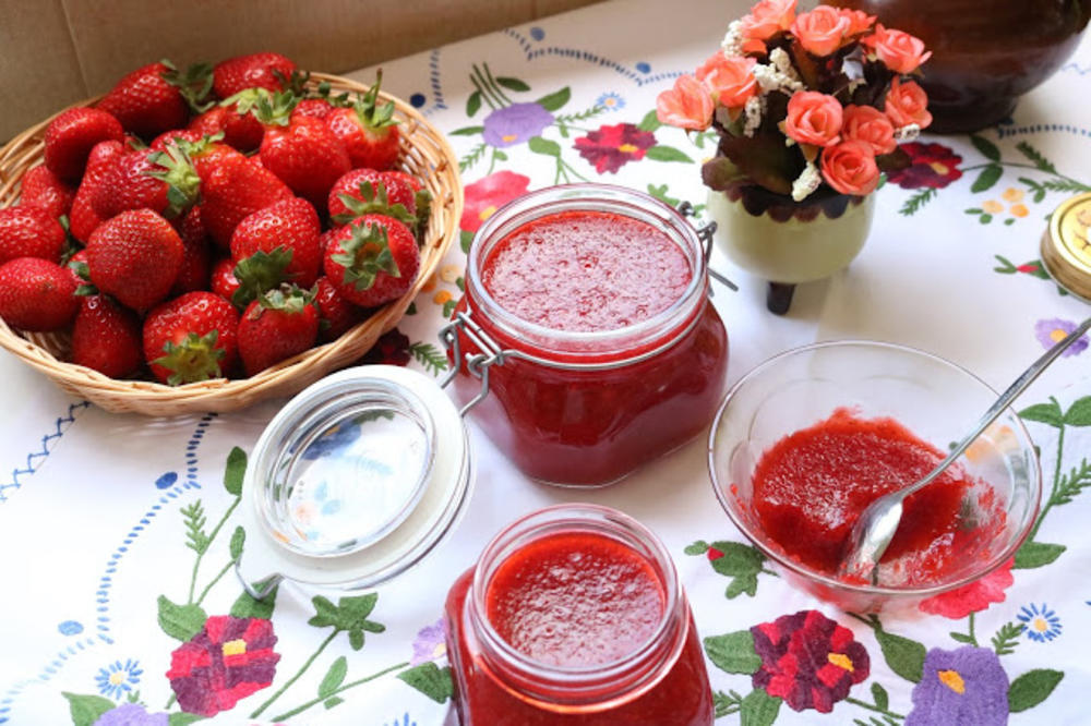 EKPRESNO SPUŠTA ŠEĆER I MENJA LEKOVE: Ovaj crveni napitak točićete bez PRESTANKA