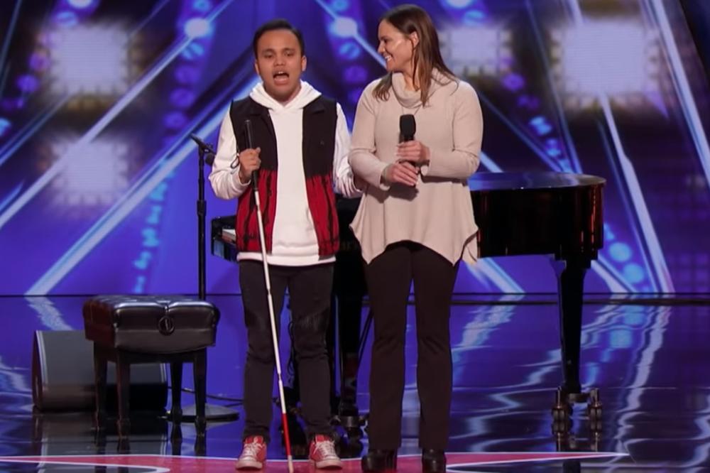 SLEPI DEČAK SA ŠTAPOM JE IZAŠAO NA SCENU SA MAMOM: A onda je oduševio CEO SVET! (VIDEO)