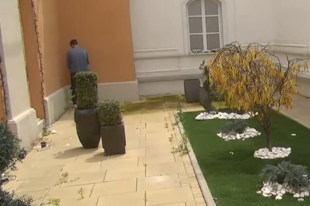 JEL' TAKO I KOD KUĆE RADIŠ? David urinira po zidovima BELE KUĆE, NEPOSTOJANJE osnovne kulture i manira! SRAMOTNO!