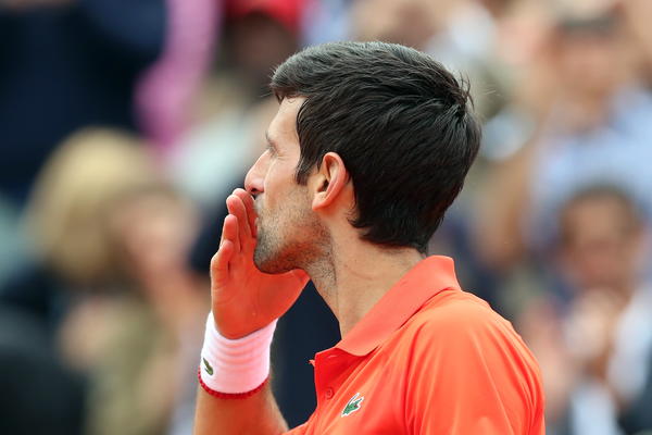 BAŠ MU JE LOŠE: Novak u zagrljaju 'najlepše penzionerke na svetu' posle pobede na Rolan Garosu!