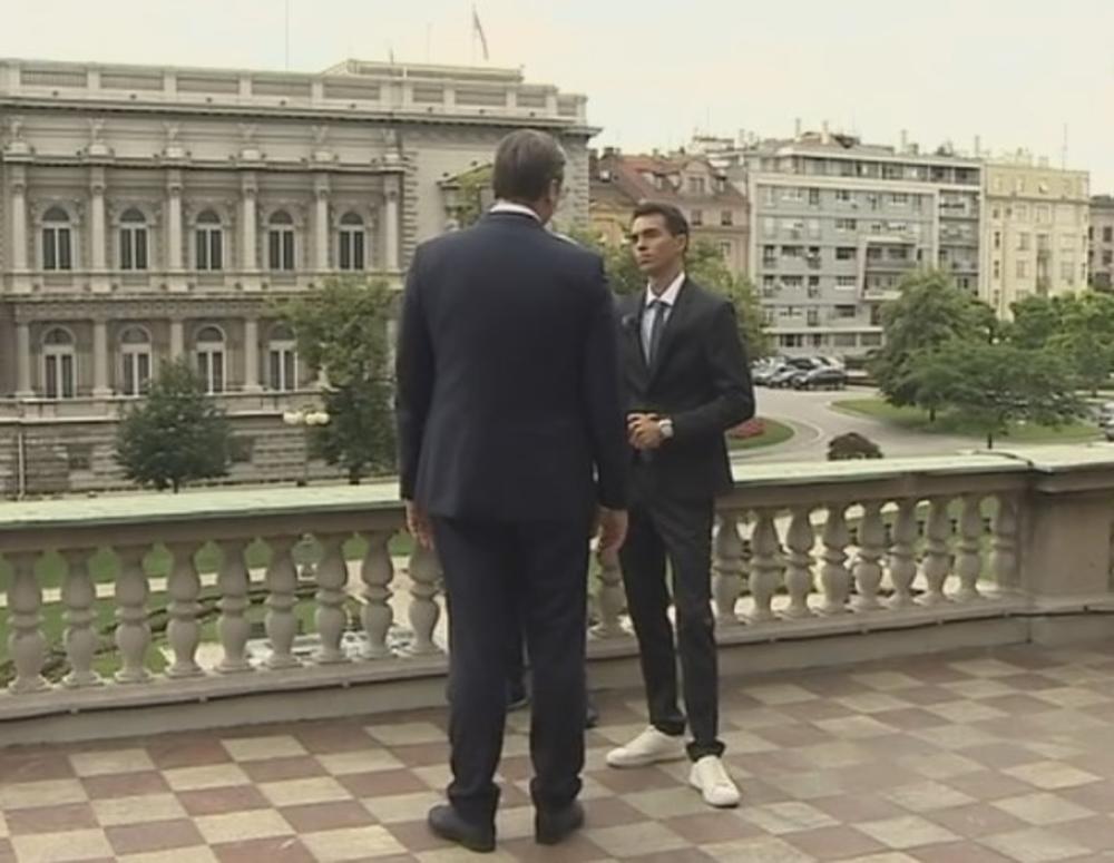 Aleksandar Vučić na terasi  