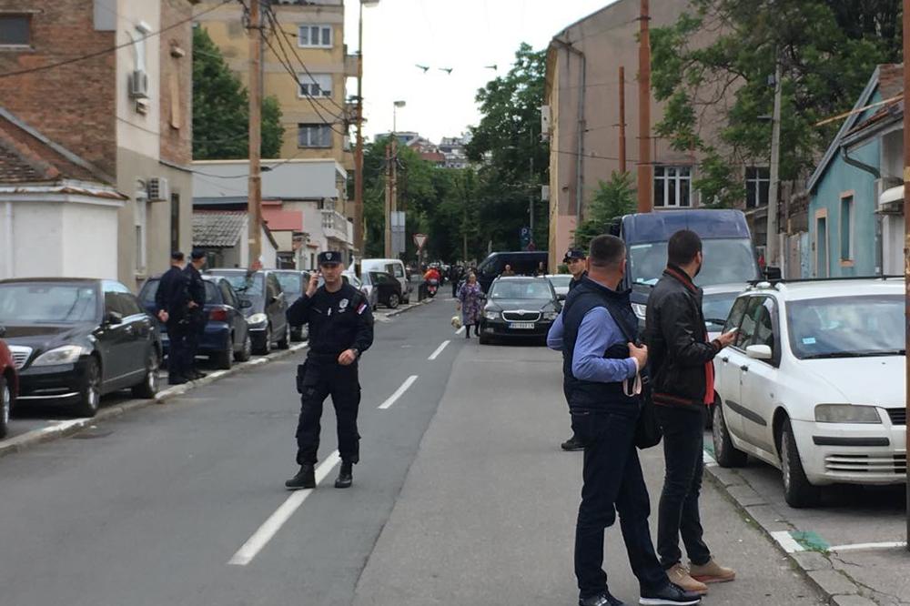 POLICIJA SPREČILA NAVIJAČE DA UPADNU: Ponovo haos i tokom drugog dana FESTIVALA MIRDITA, DOBAR DAN! (VIDEO)
