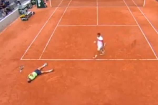 STRAVIČNA DRAMA NA ROLAN GAROSU: Džumhur pao na šljaku i zajaukao, Krajinović odmah pritrčao da ga spašava!