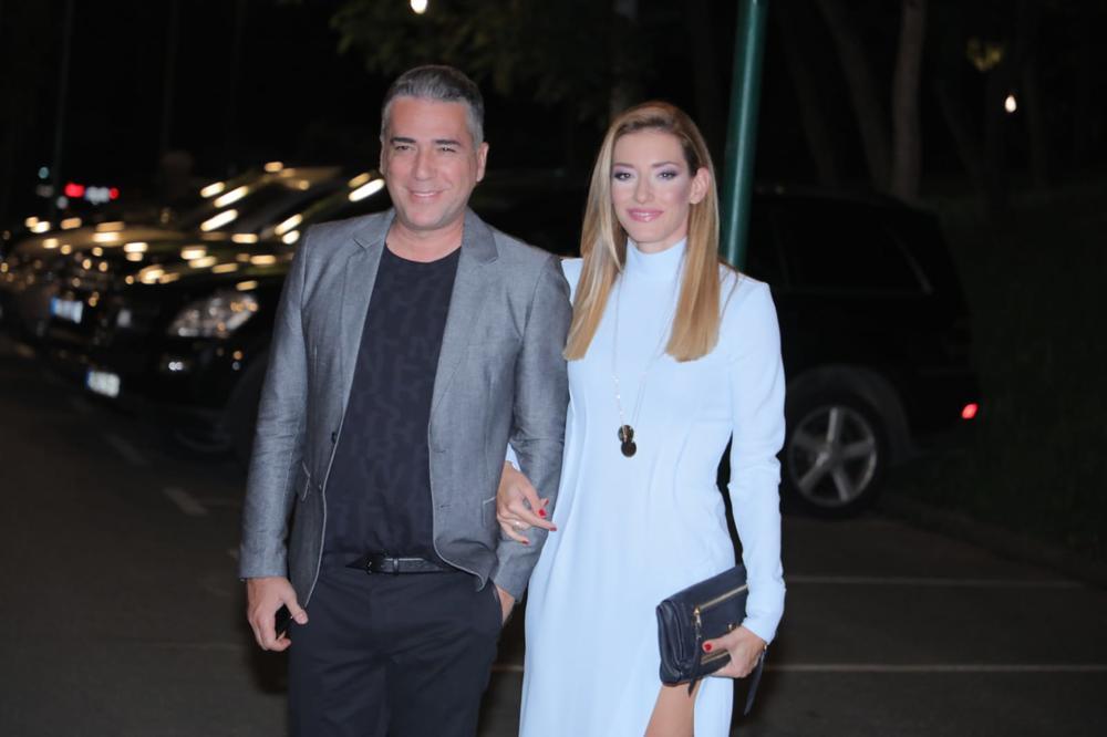 SUŠTA SUPROTNOST OD JOVANE! FATALNA CRNKA MAGNETSKI PRIVLAČNA: Željko Joksimović sa njom ima ćerku Minu! (FOTO)