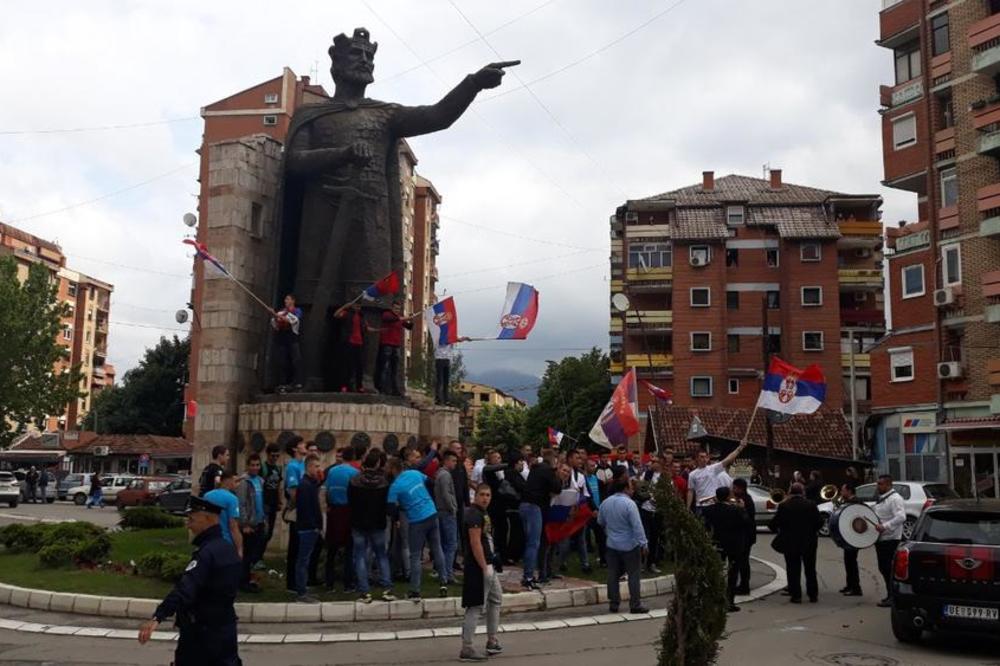 SRPSKI BARJACI NA TRGU KNEZA LAZARA I RUSKA ZASTAVA! Slavlje na Kosovu, ovako maturanti na slave kraj škole (VIDEO)