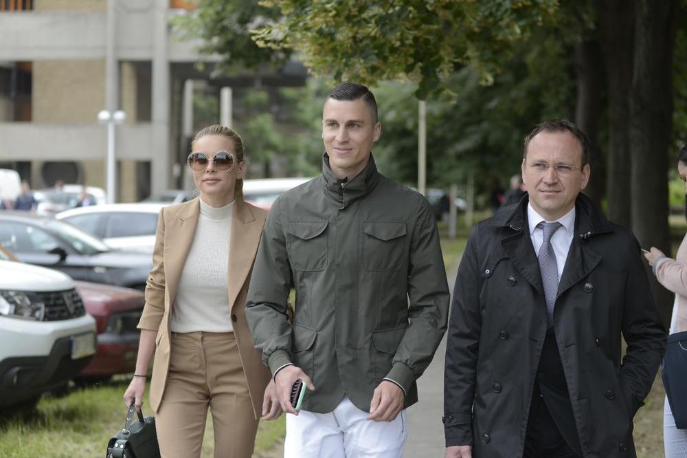 VRANJEŠ STIGAO NA SUĐENJE PROTIV KARLEUŠE: Ne skida OSMEH s lica, a evo kako je reagovao na PITANJE o njoj! (FOTO)