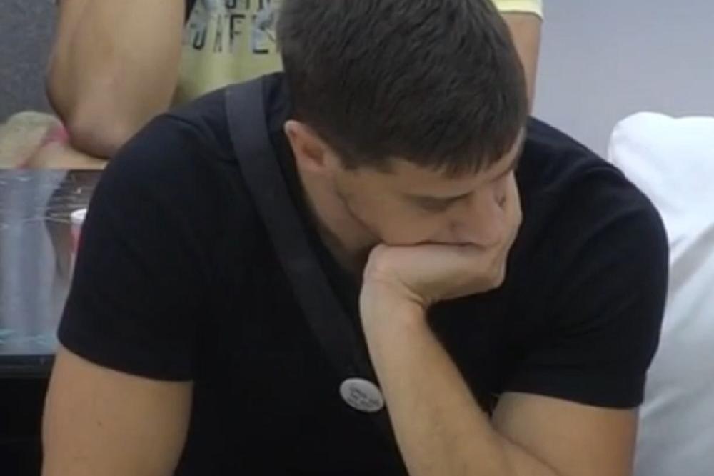 UHVATIO SE ZA GLAVU OD SRAMOTE: Davidu PUŠTEN SNIMAK na kome Mina priča o Aninom PROSTITUISANJU! Prebledeo od blama