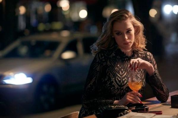 U SERIJI PET GLUMI DEVOJKU SUMNJIVOG MORALA: Potiče iz BOGATE PORODICE, a u vezi je s GLUMCEM iz Vojne akademije!