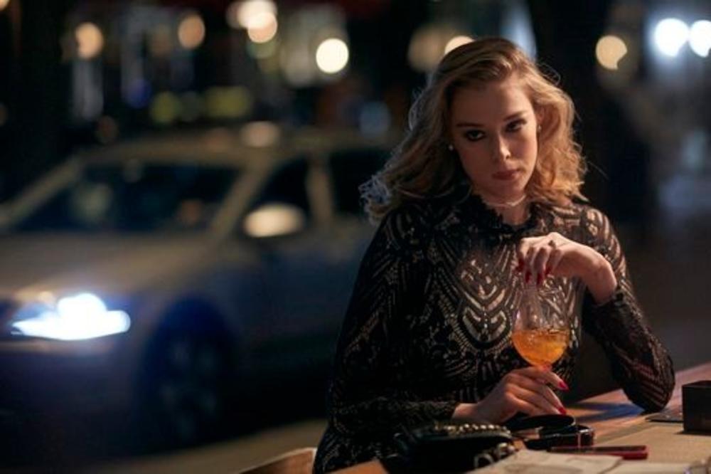 U SERIJI PET GLUMI DEVOJKU SUMNJIVOG MORALA: Potiče iz BOGATE PORODICE, a u vezi je s GLUMCEM iz Vojne akademije!