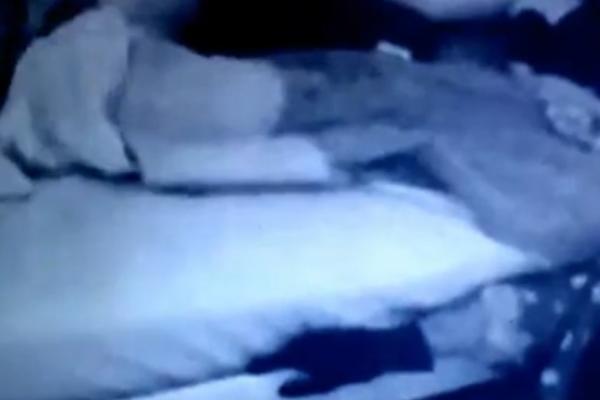 POSTAVILA JE KAMERU U SOBU SVOJE ĆERKE: Kada je videla šta je izašlo ispod kreveta, ONESVESTILA SE! (VIDEO)