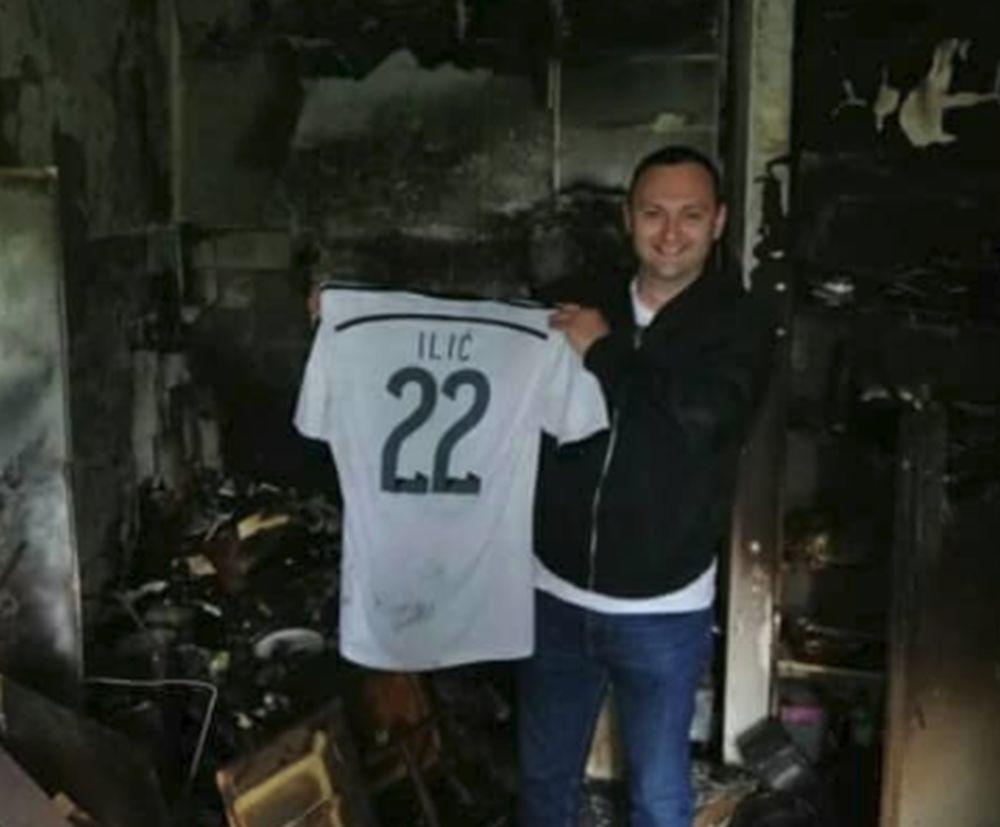 Miloš Praštalo sa dresom Saše Ilića