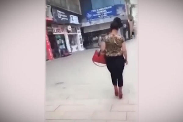 STRAVIČAN NAPAD NA KOSOVU: Muškarac s leđa NAPADA ŽENU I BIJE JE PESNICAMA samo zato što je ROMKINJA! (VIDEO)