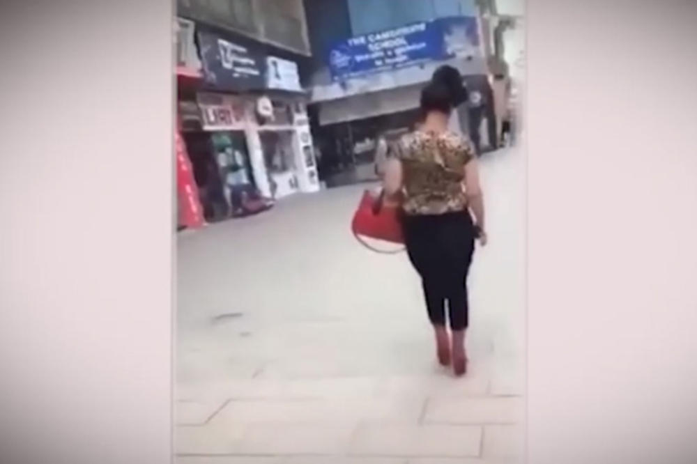 STRAVIČAN NAPAD NA KOSOVU: Muškarac s leđa NAPADA ŽENU I BIJE JE PESNICAMA samo zato što je ROMKINJA! (VIDEO)