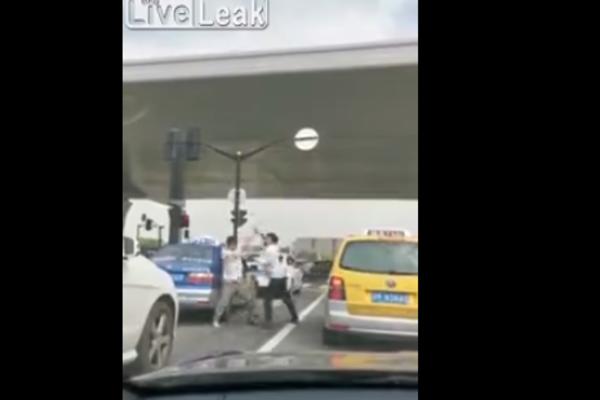 SNIMLJENA TUČA NA AUTO-PUTU! Niko nije mogao da veruje ŠTA SE DESILO NA KRAJU! (VIDEO)