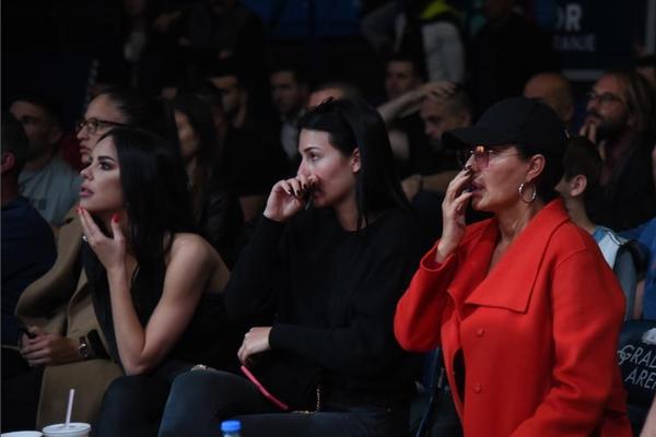 CECA PRVI PUT NA VELJKOVOM MEČU: Smogla snage da gleda SINA U RINGU, a kada je spomenuo OCA ovako je reagovala!