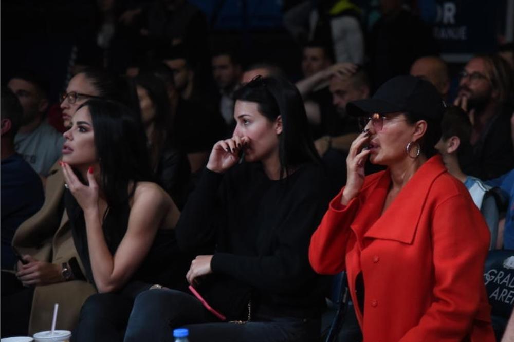 CECA PRVI PUT NA VELJKOVOM MEČU: Smogla snage da gleda SINA U RINGU, a kada je spomenuo OCA ovako je reagovala!
