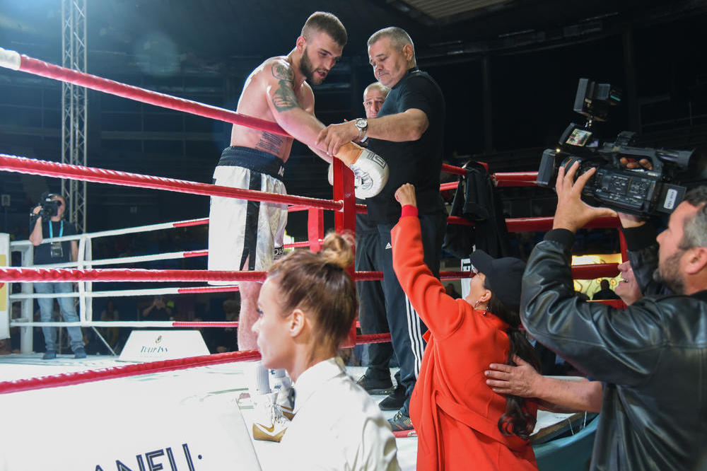 PLAĆAŠ SINU NOKAUTE! Momak NAPAO CECU, a kada mu je UZVRATILA nije mogao da DOĐE SEBI