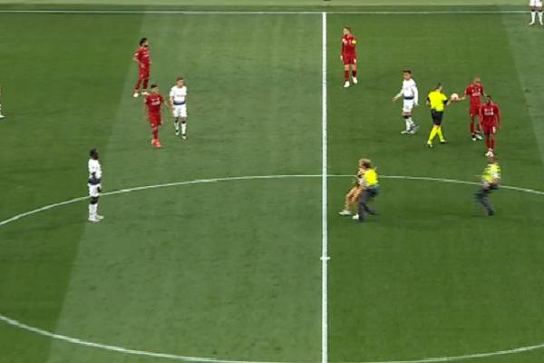 ATRAKTIVNA PLAVUŠA PREKINULA FINALE LIGE ŠAMPIONA: Navikli smo na nage alkoholičare, ali ovo je zaista osveženje!