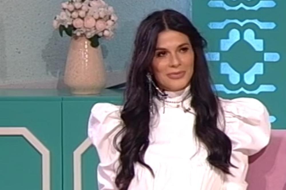 U ŽIVOTU NE BISTE REKLI DA JE ISTA OSOBA: Slika Aleksandre Jeftanović sa mature,IZNENADIĆETE se na KOGA LIČI!(FOTO)