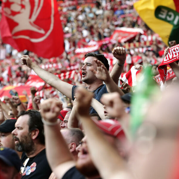 DA SE NAJEŽIŠ I RASPLAČEŠ... Cela Evropa je jutros u 8:45 slušala OVU navijačku pesmu - svi protiv korone! (VIDEO)