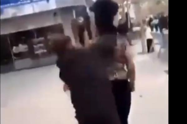 ISPLIVAO SNIMAK BRUTALNOG NASILJA NA KOSOVU! Prišao Romkinji s leđa, pa je MUČKI udarao i šutirao (VIDEO)