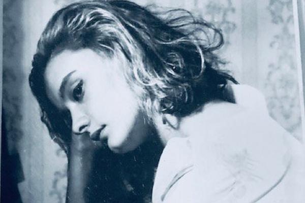 NEMA ŠANSE DA JE PREPOZNATE! Ova LEPOTICA za klavirom DANAS je NA VAŽNOJ FUNKCIJI i nadgleda SRPSKE MEDIJE