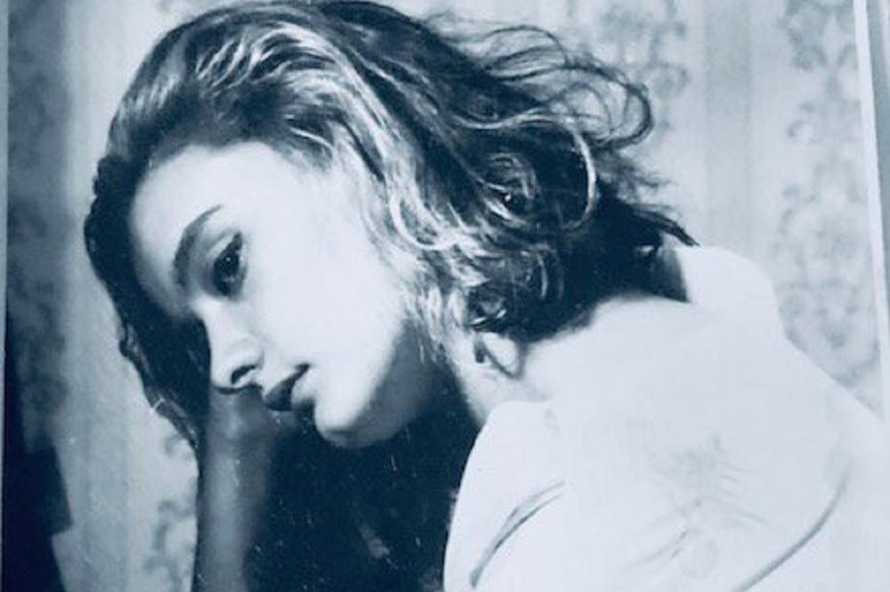 NEMA ŠANSE DA JE PREPOZNATE! Ova LEPOTICA za klavirom DANAS je NA VAŽNOJ FUNKCIJI i nadgleda SRPSKE MEDIJE